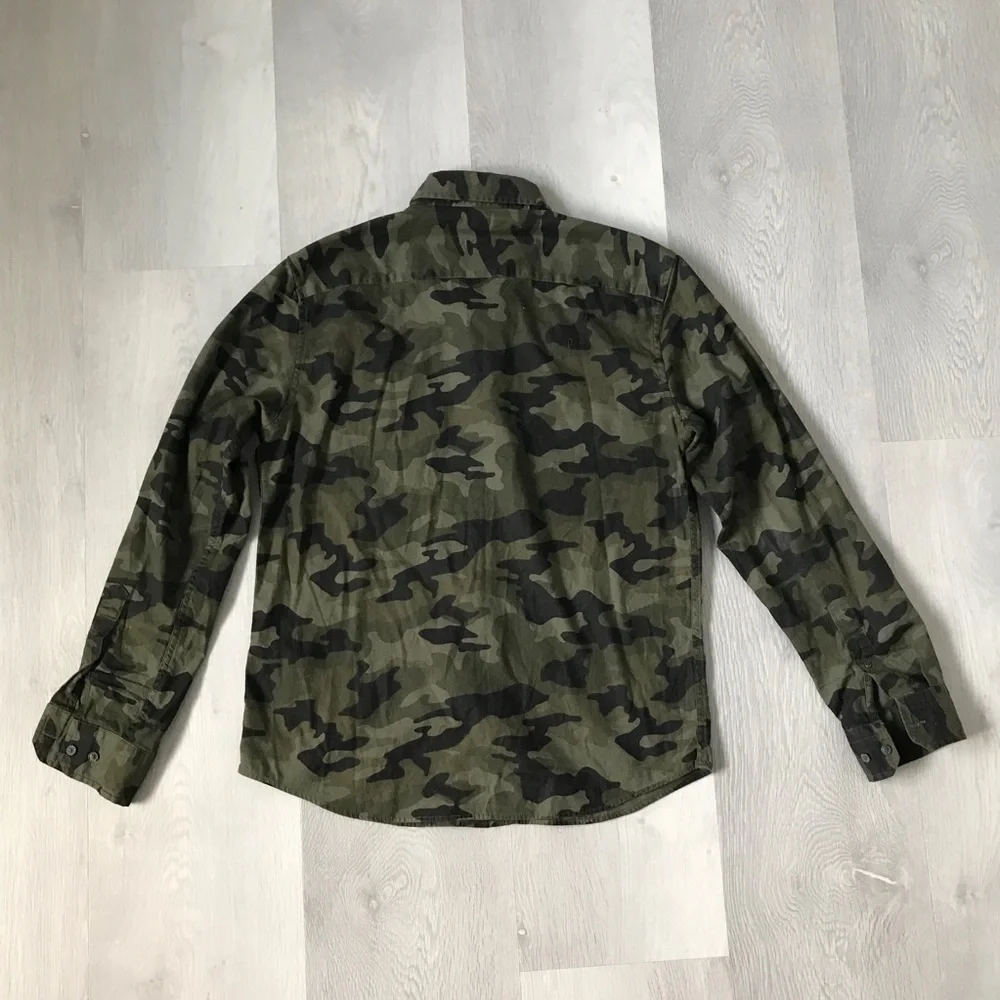 BANANA REPUBLIC CAMO POPLIN GREEN BUTTON UNTUCKED SHIRT MENS MEDIUM